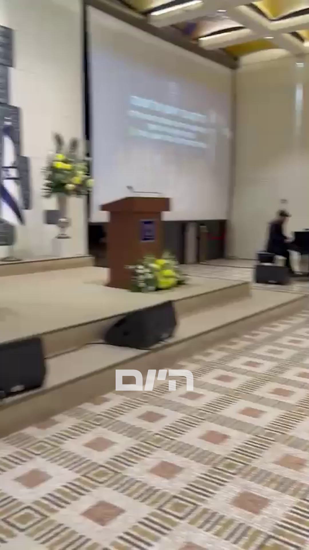 יובל רפאל שרה את "New Day will Rise" בהדלקת נר חנוכה בבית הנשיא